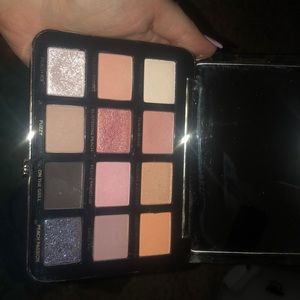 Too faced White Peach eyeshadow pallet